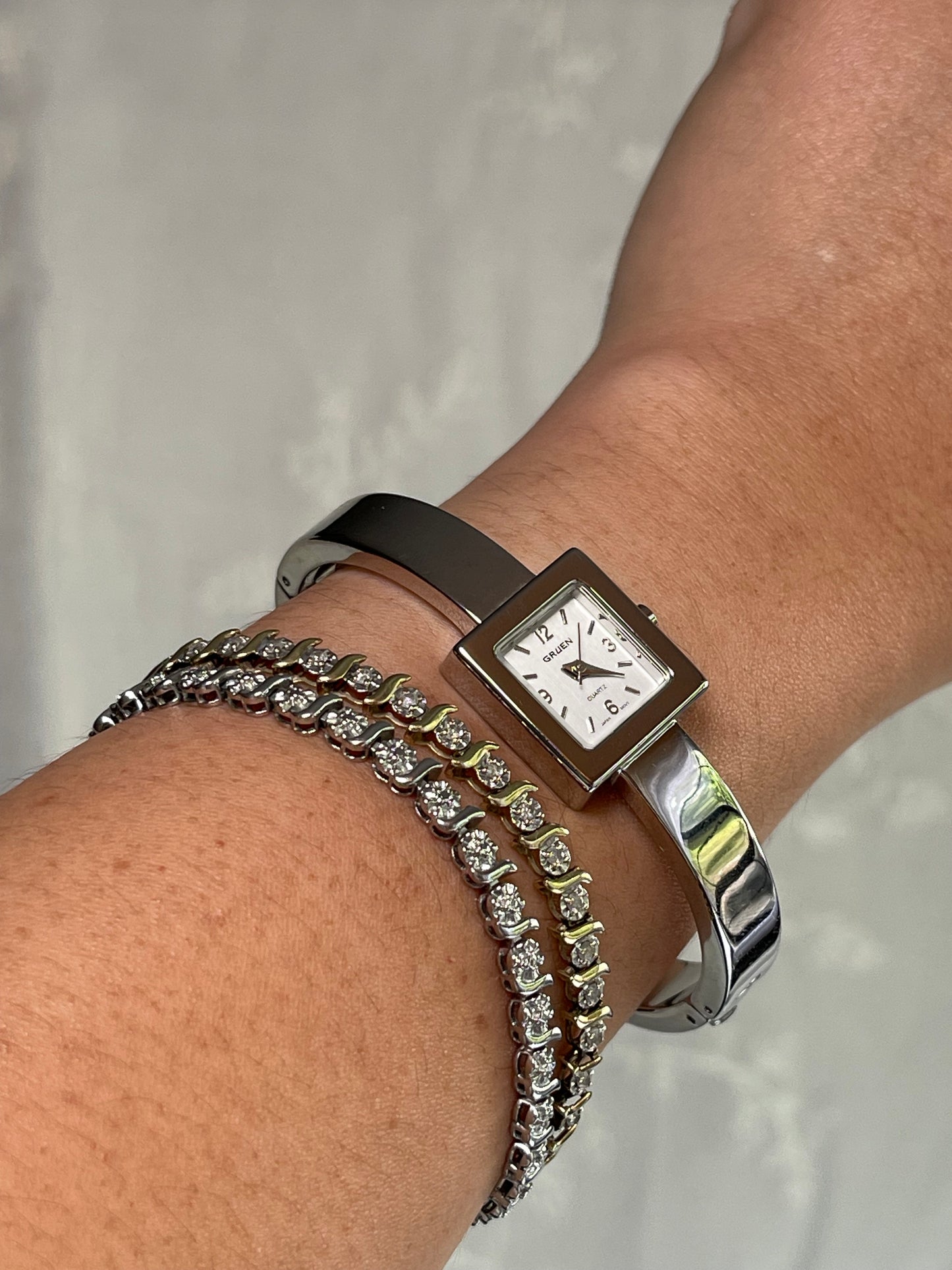 Vintage Women's Gruen Quartz Analog Dress Watch