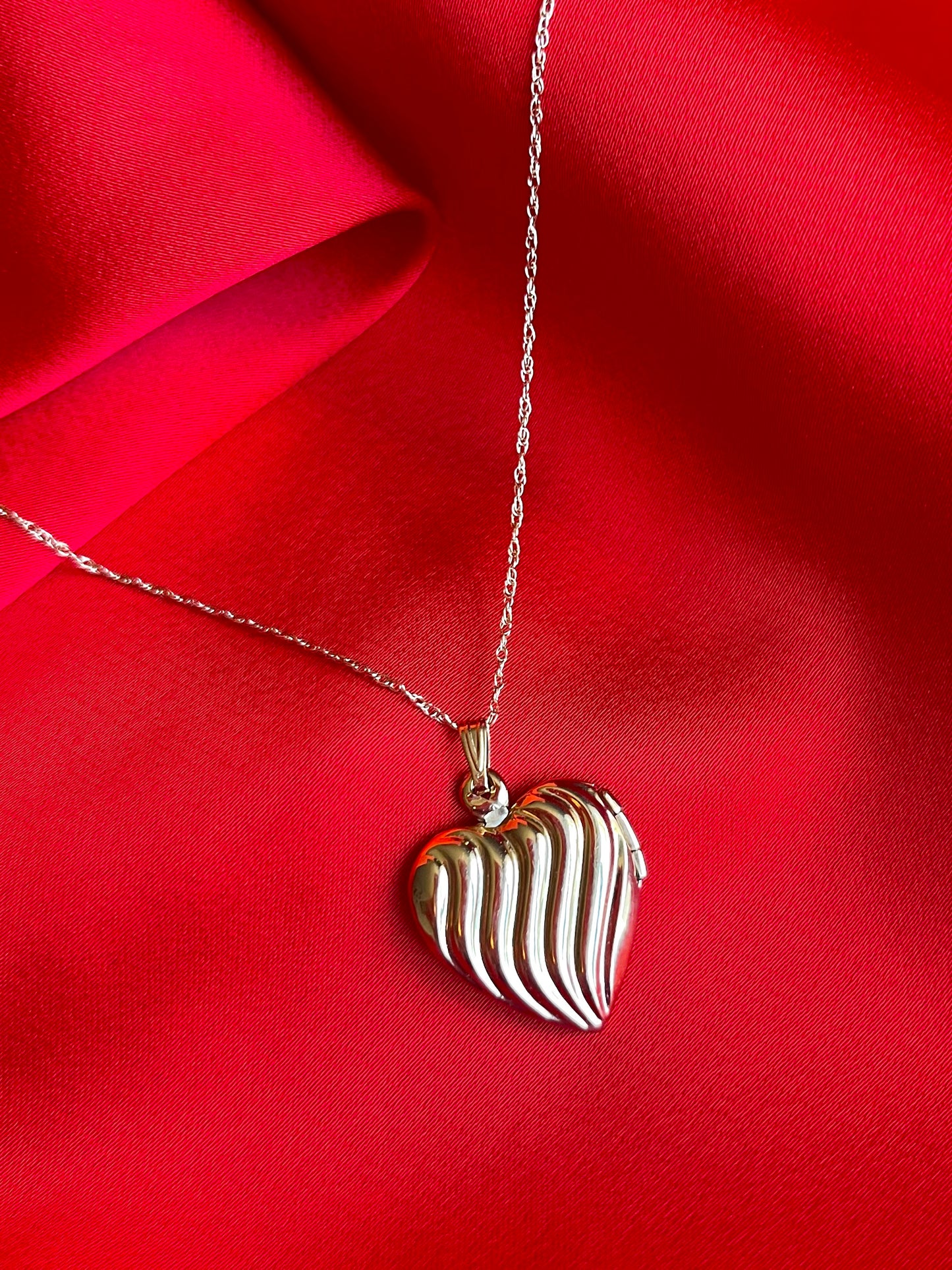 Vintage 10K Yellow Gold Heart Locket Necklace