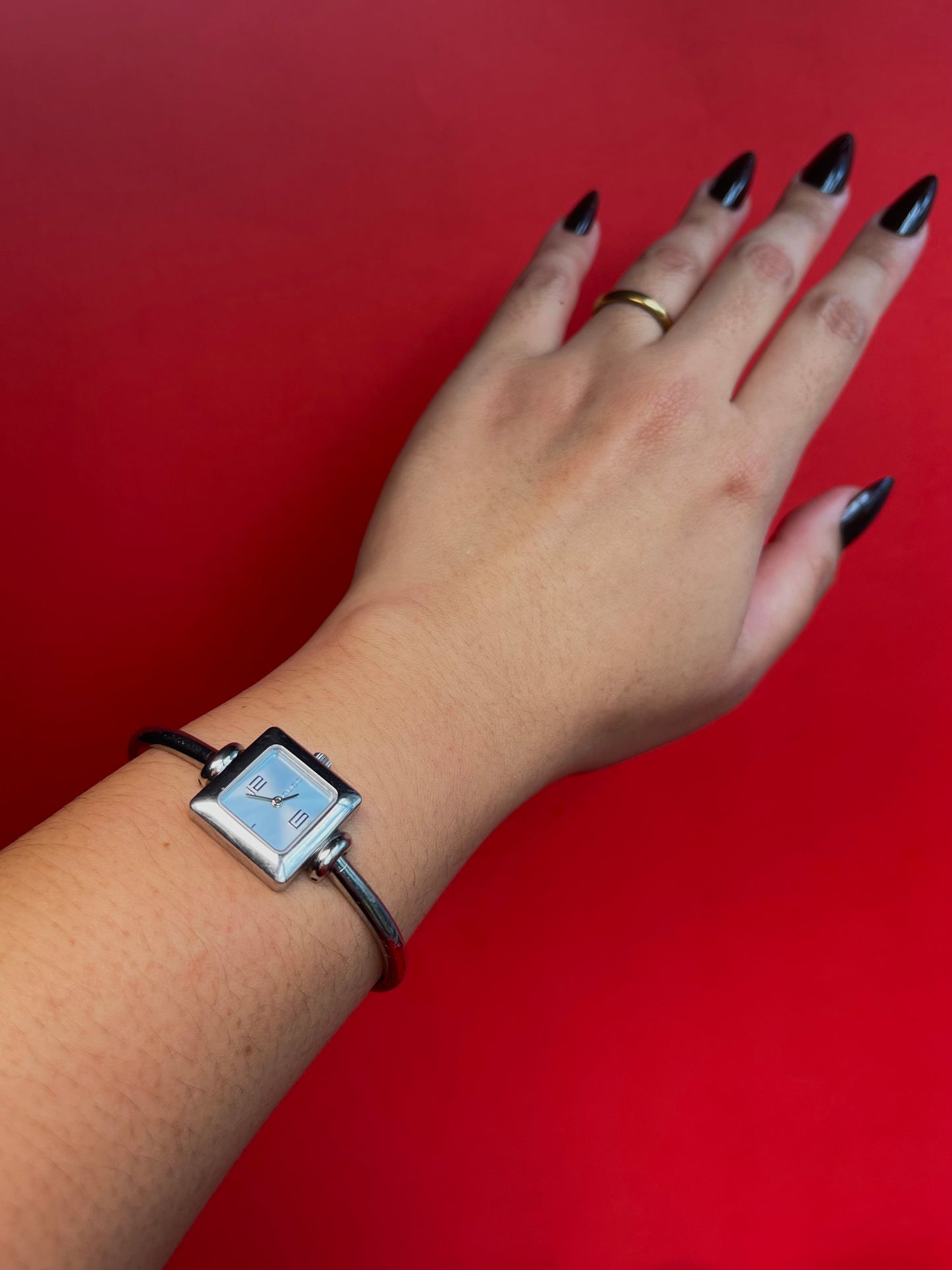 Vintage Gucci 1900L, Ladies Square Quartz Watch - Swiss Made