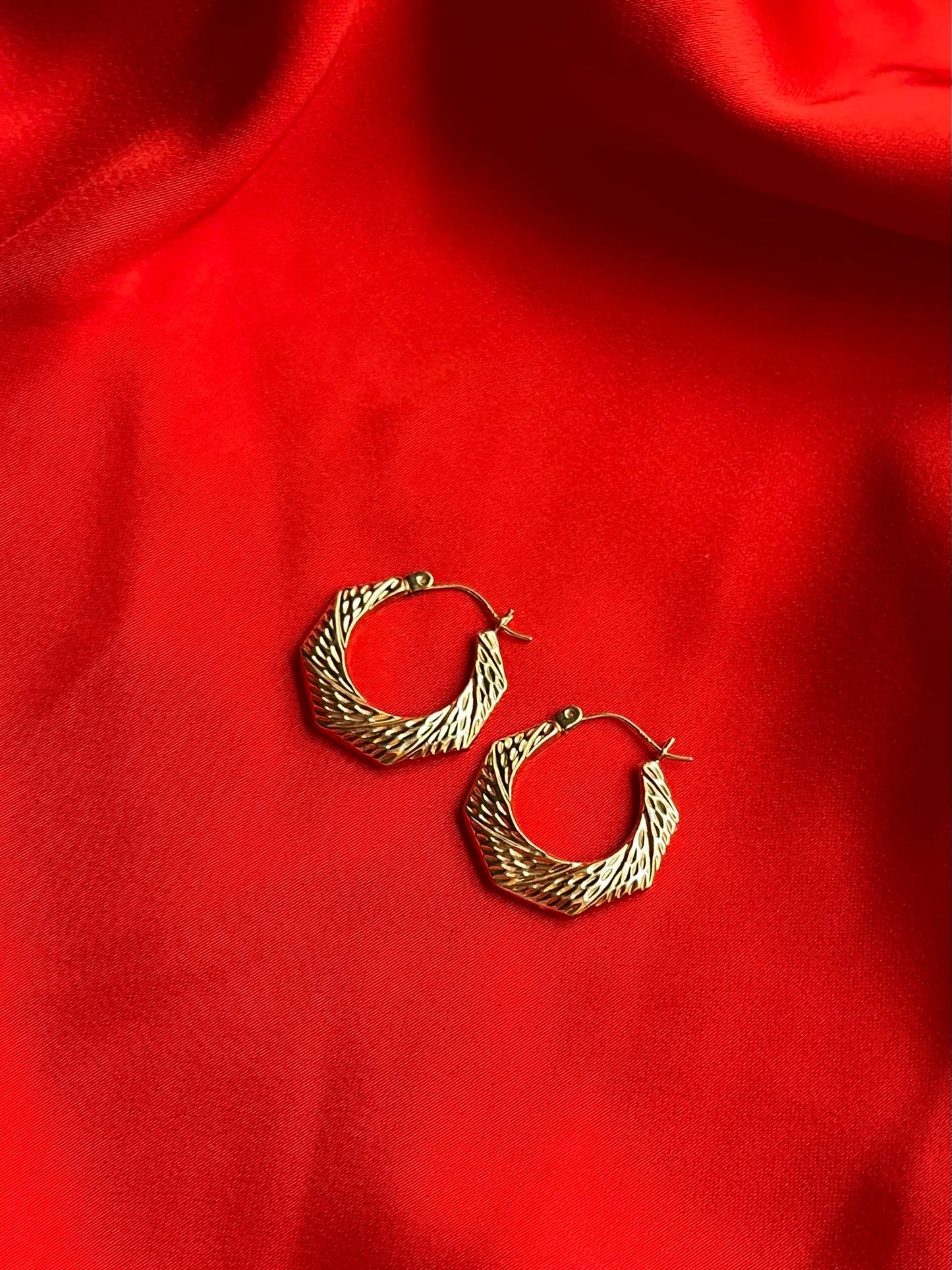 Vintage 14K Yellow Gold Diamond Cut Accent Textured Hinged Hoop Earrings